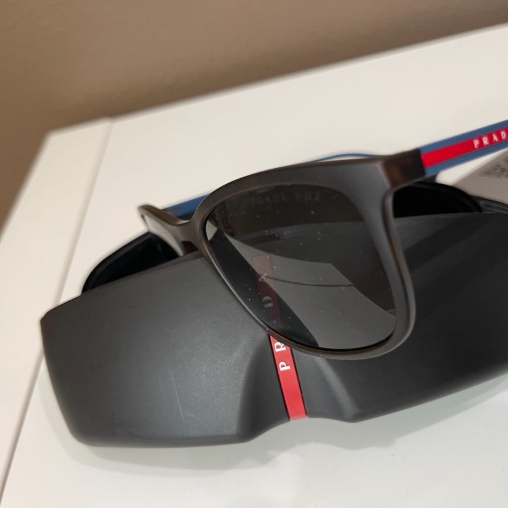 Sunglasses - Picture 3 of 6